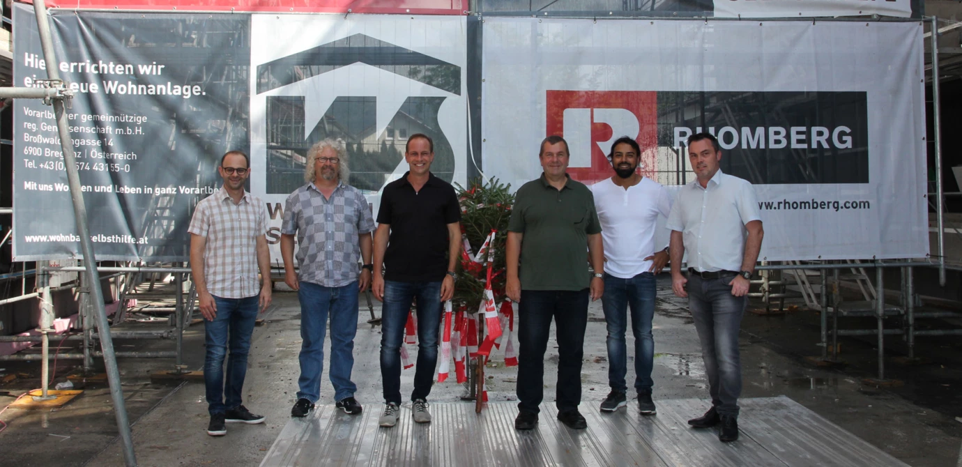 Feierten gemeinsam mit den Handwerkern die Dachgleiche (v. l. n. r.): Jürgen Loacker und Roland Obrist von der Wohnbauselbsthilfe (WH), Bürgermeister Dieter Egger, WH-Geschäftsführer Erich Mayer sowie Gökhan Ülker und Harald Hutter von Rhomberg Bau. Bildnachweis: Rhomberg Bau Feierten gemeinsam mit den Handwerkern die Dachgleiche (v. l. n. r.): Jürgen Loacker und Roland Obrist von der Wohnbauselbsthilfe (WH), Bürgermeister Dieter Egger, WH-Geschäftsführer Erich Mayer sowie Gökhan Ülker und Harald Hutter von Rhomberg Bau. Bildnachweis: Rhomberg Bau